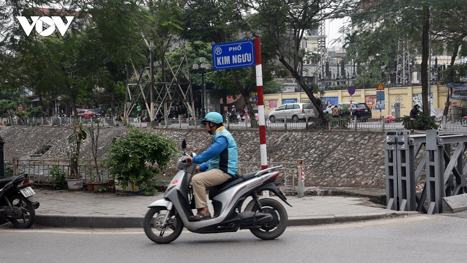 Sông Kim Ngưu bốc mùi xú uế, nhà dân phải đóng kín cửa để bảo vệ sức khỏe